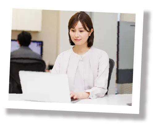 デスクワークをしている女性社員