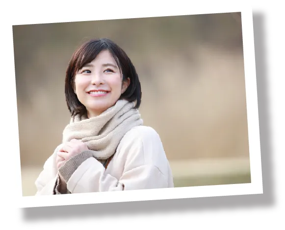 寒い季節に暖かそうな服で微笑む女性