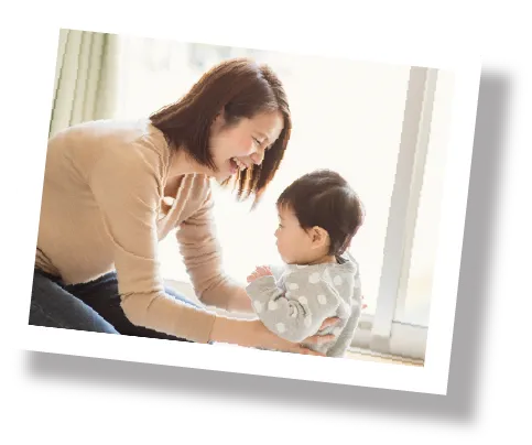 家の中で子供を見守る女性